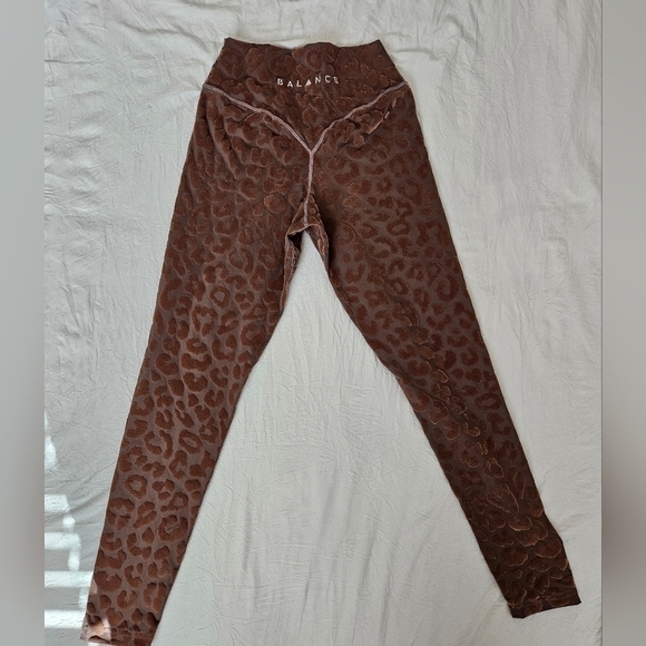 BALANCE ATHLETICA The Lux Pant Panther Velvet Leopard Legging - Picture 2 of 6